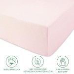 Prześcieradło jersey z gumką w kolorze róż kwarcowy, wykonane z 100% bawełny. Produkt leży na płasko, ukazując wykończenie z gumką, które zapewnia dopasowanie do materaca. Widoczna gramatura 130 g/m² oraz ikony informacyjne o składzie.