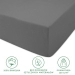 Prześcieradło jersey z gumką 90x200 w kolorze szarym, wykonane z 100% bawełny, na zdjęciu pokazane z boku, leżące na płaskiej powierzchni. Widoczne są wyraźne napisy informujące o składzie oraz gramaturze 130 g/m².