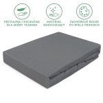Prześcieradło jersey z gumką 90x200 w kolorze szarym, wykonane z delikatnej, oddychającej tkaniny, leżące na białym tle. Produkt ma prosty, złożony kształt z gumką, co zapewnia dobre dopasowanie do materaca. Widoczne detale: tekstura materiału.