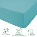 Prześcieradło jersey z gumką w kolorze turkusowym, wykonane w 100% z bawełny, leżące na równym tle. Widoczny detal gumki na brzegu produktu, rozmiar 120x200 cm. Brak dodatkowych wzorów lub napisów. Grubość materiału wynosi 130 g/m².