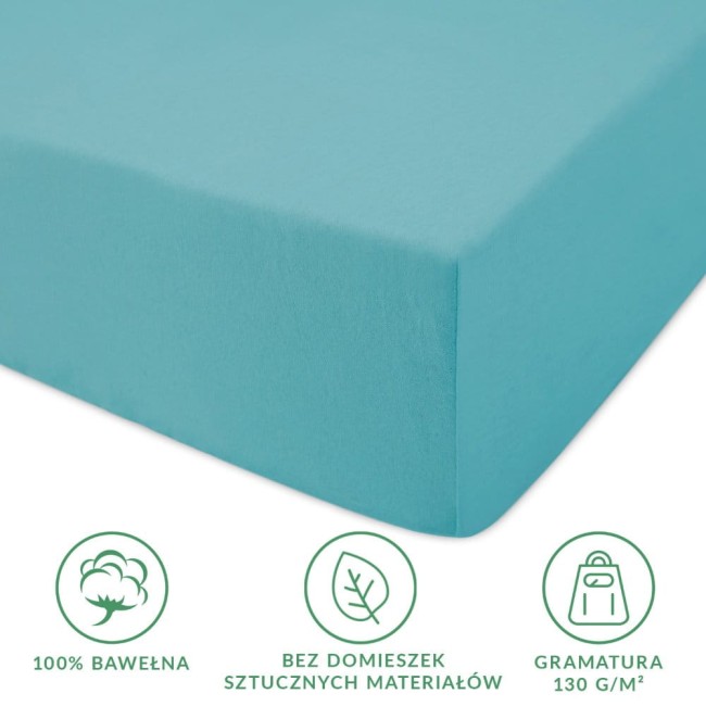 Prześcieradło jersey z gumką w kolorze turkusowym, wykonane w 100% z bawełny, z gramaturą 130 g/m². Widoczny jest brzeg prześcieradła oraz gumka, które zapewniają dopasowanie. Zdjęcie zrobione z boku na jednolitym tle.
