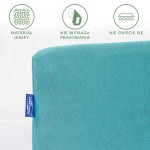 Prześcieradło jersey z gumką w kolorze turkusowym, prezentowane z boku. Materiał nie wymaga prasowania i nie gniecie się. Widoczna metka z logo producenta w dolnej części. Tło jasne, co podkreśla kolor prześcieradła.