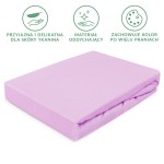 Prześcieradło jersey z gumką w kolorze wrzosowym, o wymiarach 200x220 cm, leży na białym tle. Materiał jest gładki, elastyczny i przyjemny w dotyku, z wyraźnie widoczną gumką na brzegach, zapewniającą dopasowanie do materaca.