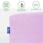 Prześcieradło jersey z gumką w kolorze wrzosowym, materiał gładki i rozciągliwy, ukazujące logo na metce. Zbliżenie na krawędź produktu, tło białe. Wskazówki: nie wymaga prasowania, nie gniecie się. Idealne dla łóżka 200x220 cm.