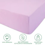 Prześcieradło jersey z gumką 120x200 w kolorze wrzosowym, wykonane z 100% bawełny. Rozłożone na płasko z widocznymi krawędziami gumki, o gramaturze 130 g/m². Na dole trzy symbole: bawełna, brak domieszek sztucznych materiałów oraz oznaczenie gramatury.