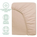 Prześcieradło frotte z gumką 90x200 w kolorze beżowym, leżące na jednolitym tle. Materiał ma delikatną, teksturowaną powierzchnię. Widoczna elastyczna guma obszyta po całym obwodzie, zapewniająca stabilność. Brak dodatkowych dekoracji i napisów.
