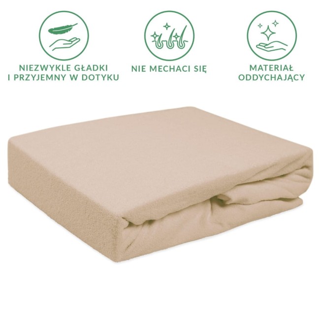 Prześcieradło frotte z gumką 90x200 w kolorze beżowym, leżące na białym tle. W materii wyczuwalna tekstura frotte, elastyczne gumki na brzegach. Prezentuje się w złożonej formie, gotowe do użycia na łóżku.
