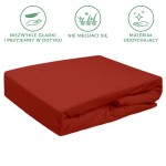 Prześcieradło frotte z gumką 90x200 w kolorze bordo, leżące na białym tle. Produkt o gładkiej, przyjemnej w dotyku fakturze, z gumką zapewniającą stabilne mocowanie. Rozmiar 90x200 odpowiedni do materaca.