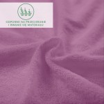 Prześcieradło frotte z gumką w jasnym fioletowym kolorze, o miękkiej, teksturowanej powierzchni. Ujęcie z bliska, ukazujące falujące tkaninę, która jest odporna na przecieranie i rwanie, idealne do łóżka o wymiarach 90x200 cm.