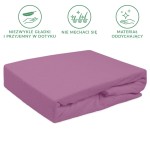 Prześcieradło frotte z gumką w kolorze jasnego fioletu, o wymiarach 90x200 cm. Produkt leży na płasko, wykonany z oddychającego materiału, gładkiego w dotyku. Widoczne informacje o właściwościach: nie mechaci się, jest przyjemne w dotyku.