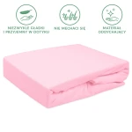 Prześcieradło frotte z gumką w kolorze jasnego różu, leżące na białym tle, o wymiarach 90x200 cm. Materiał gładki, elastyczny, z wyraźnie widoczną gumką na brzegach. Produkt rozłożony, bez dodatkowych elementów.