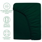 Prześcieradło frotte z gumką 90x200 w kolorze zieleni butelkowej, leżące na białym tle. Produkt z widoczną, elastyczną gumą obwodową, zapewniającą lepsze dopasowanie. Materiał gładki, bez wzorów. Ujęcie frontalne, ukazujące całość produktu.