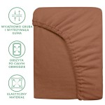 Prześcieradło frotte z gumką w kolorze czekoladowym, rozmiar 120x200 cm, leżące na jednolitym tle. Materiał charakteryzuje się miękką teksturą, a gumka jest mocno obdziana wokół całego obwodu, co zapewnia lepsze przyleganie.