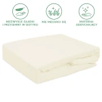 Prześcieradło frotte z gumką w kolorze ecru, o wymiarach 120x200 cm, złożone na płasko. Widoczna tekstura materiału, gładka i przyjemna w dotyku, bez widocznych napisów czy zdobień. Ułożone na jasnym tle, co podkreśla jego kolor.