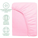 Prześcieradło frotte z gumką 120x200 w jasnoróżowym kolorze, leżące na białym tle. Widoczna gruba, elastyczna guma obszyta po całym obwodzie. Materiał teksturowany, miękki w dotyku, idealny do łóżka.