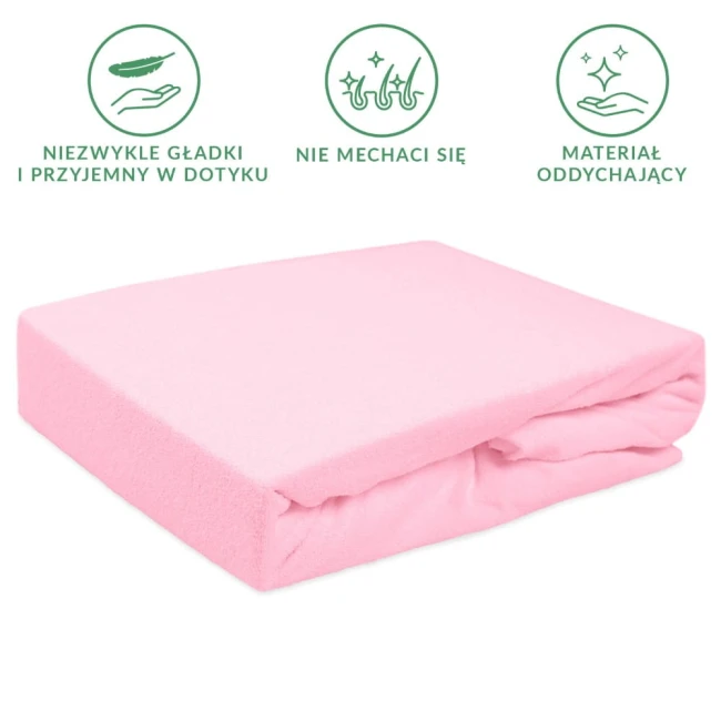 Prześcieradło frotte z gumką 120x200 w jasnoróżowym kolorze, złożone i leżące na jednolitym tle. Miękka, teksturowana powierzchnia zapewnia komfort. Gumka na całym obwodzie pozwala na stabilne dopasowanie do materaca.