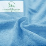 Prześcieradło frotte z gumką 120x200 w kolorze błękitnym, leżące na powierzchni, ukazujące teksturę materiału. Widoczny detal miąższu oraz lekko pofalowane krawędzie. Tło w jasnym odcieniu.