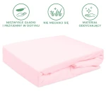 Prześcieradło frotte z gumką w kolorze róż kwarcowy, o wymiarach 120x200 cm, rozłożone w pozycji leżącej. Widoczna faktura materiału, gładka i przyjemna w dotyku. Tło proste, białe, co podkreśla kolor prześcieradła.