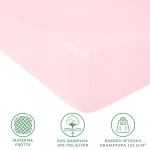 Prześcieradło frotte z gumką w kolorze róż kwarcowy, w rozmiarze 120x200 cm, przedstawione z boku. Materiał teksturowany, wykonany z 82% bawełny i 18% poliestru. Widoczne detale, w tym nieczytelne ikony dotyczące składu. Tło proste, białe.