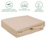 Prześcieradło frotte z gumką 140x200 w kolorze beżowym, leżące na białym tle. Zestawione w pozycji złożonej, ukazuje gładką, teksturowaną powierzchnię materiału. Produkt charakteryzuje się starannym wykończeniem i elastyczną gumką, idealny do łóżka.