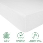 Prześcieradło frotte z gumką w kolorze białym, o wymiarach 140x200 cm. Ujęcie z boku ukazuje gładką teksturę materiału, wykonane w 82% z bawełny i 18% z poliestru, o gramaturze 155 g/m². Prosta kompozycja na jasnym tle.