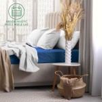 Prześcieradło frotte z gumką w kolorze chabrowym, rozłożone na materacu w sypialni, z widocznymi białymi poduszkami. Tło w stylu nowoczesnym z jasnymi zasłonami i dekoracjami.