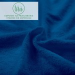 Prześcieradło frotte z gumką 140x200 w kolorze chabrowym, o matowej fakturze. Ułożone na płasko, z widocznymi, miękkimi brzegami. Tło w jednolitym, intensywnym odcieniu chabrowym, podkreślające materiał. Znak informujący o odporności na przetarcia.