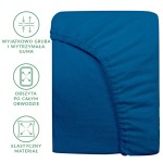 Prześcieradło frotte z gumką w kolorze chabrowym, rozmiar 140x200 cm, leżące płasko na jednolitym tle. Widać elastyczną gumkę obszytą po całym obwodzie. Materiał o teksturze frotte, zapewniający komfort użytkowania.