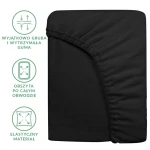Prześcieradło frotte z gumką 140x200 w kolorze czarnym, leżące na płaskiej powierzchni, ukazujące elastyczny materiał oraz mocną gumę obwodową. Zbliżenie na fakturę, z wyraźnie widocznymi detalami obszycia. Tło jednolite.