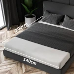 Prześcieradło frotte z gumką w kolorze czarnym o wymiarach 140x200 cm, rozłożone na łóżku. Ujęcie z góry, ukazujące fakturę materiału.