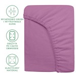 Prześcieradło frotte z gumką 140x200 w jasnym fioletowym kolorze, leżące na białym tle. Widoczna elastyczna guma obszyta po całym obwodzie. Materiał miękki, teksturowany, bez wzorów i napisów.