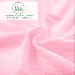 Prześcieradło frotte z gumką w jasnoróżowym kolorze, rozłożone na płasko, ukazujące teksturę materiału. Widoczna jest faktura dzianiny, delikatne wypukłości oraz gramatura.