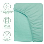 Prześcieradło frotte z gumką 140x200 w jasnym turkusie, z widoczną, elastyczną krawędzią, leżące na płasko. Ujęcie z boku ukazuje grubość materiału i miękką teksturę. Na tle białym. Oznaczenia na zdjęciu informują o mocnej gumie i elastycznym materiale.