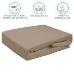 Prześcieradło frotte z gumką 140x200 w kolorze kakao, leżące na białym tle. Wykonane z miękkiego, oddychającego materiału, z widocznymi fałdami. Gumka zapewnia lepsze mocowanie. Na zdjęciu brak innych elementów aranżacyjnych.