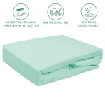 Prześcieradło frotte 140x200 w kolorze morskim, leżące na płasko. Wykonane z miękkiego, przyjemnego w dotyku materiału, z gumką zabezpieczającą. Widoczne szczegóły to jednolita faktura oraz brak przeszyć lub zdobień. Tło białe.