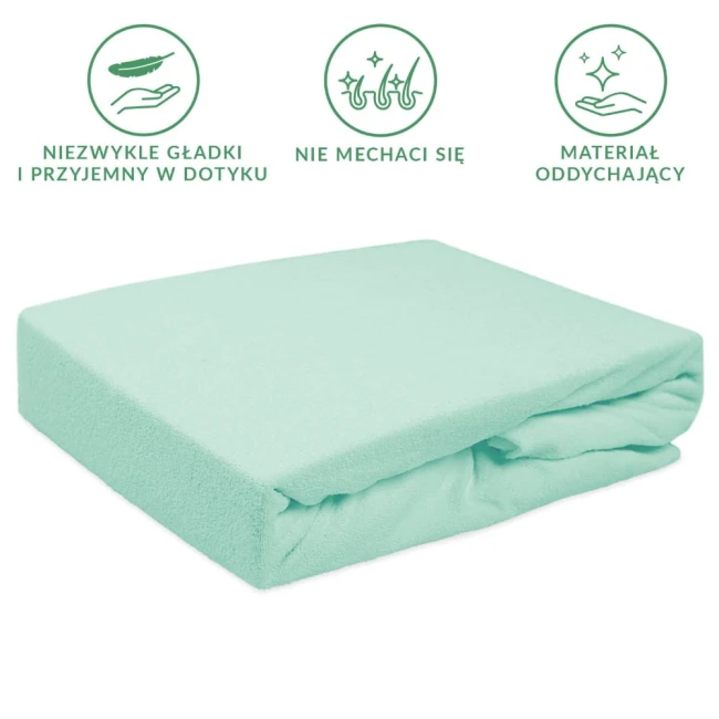 Prześcieradło frotte 140x200 w kolorze morskim, leżące na płasko. Wykonane z miękkiego, przyjemnego w dotyku materiału, z gumką zabezpieczającą. Widoczne szczegóły to jednolita faktura oraz brak przeszyć lub zdobień. Tło białe.