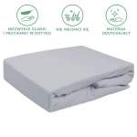 Prześcieradło frotte z gumką w kolorze popielatym, o wymiarach 140x200 cm, leży w złożonej formie na jednolitym tle. Materiał jest teksturowany, miękki i przyjemny w dotyku, bez widocznych napisów oraz logo.