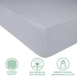 Prześcieradło frotte 140x200 w kolorze popielatym, leżące na płaskiej powierzchni. Materiał o wysokiej gramaturze 155 g/m², o miękkiej fakturze. Widoczne oznaczenia: skład 82% bawełny, 18% poliestru. Brak wzorów lub dekoracji.