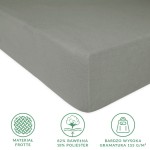 Prześcieradło frotte z gumką w kolorze szarym, leżące na płasko. Zbliżenie na teksturę materiału, która jest miękka i przyjemna w dotyku. Widoczne ikony informacyjne: skład 82% bawełna, 18% poliester oraz wysoka gramatura 155 g/m².