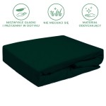 Prześcieradło frotte z gumką w kolorze zieleni butelkowej o wymiarach 140x200, ułożone w poziomie. Wykonane z miękkiego materiału, o gładkiej fakturze. Widoczna gumka zapewniająca dopasowanie. Tło jasne, neutralne, co podkreśla intensywność koloru.