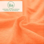 Prześcieradło frotte z gumką w kolorze łososiowym, zestawione w sposób leżący, ukazuje miękką, teksturowaną powierzchnię. Na tkaninie widoczny jest delikatny splot, co sugeruje jej wysoką jakość oraz odporność na przecieranie i rwanie.