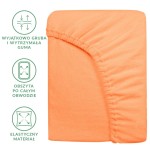Prześcieradło frotte z gumką 140x200 w kolorze łososia, widoczne z boku, leżące. Materiał elastyczny, obszytane po całym obwodzie, z wyraźnym marszczeniem. Guma wyjątkowo gruba i wytrzymała. Tło proste, podkreślające kolor i fakturę produktu.