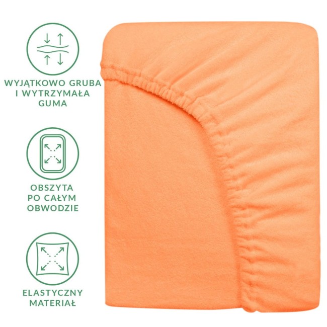 Prześcieradło frotte z gumką 140x200 w kolorze łososia, widoczne z boku, leżące. Materiał elastyczny, obszytane po całym obwodzie, z wyraźnym marszczeniem. Guma wyjątkowo gruba i wytrzymała. Tło proste, podkreślające kolor i fakturę produktu.