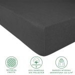 Prześcieradło frotte 160x200 w kolorze antracytowym, leżące na płaskiej powierzchni. Wykonane z materiału 82% bawełna i 18% poliester, o teksturowanej powierzchni. Widoczna elastyczna gumka, która mocno trzyma prześcieradło na materacu.