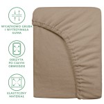 Prześcieradło frotte z gumką w kolorze kakao, rozmiar 160x200 cm. Złożone, z widoczną elastyczną gumką obszytą po całym obwodzie. Materiał ma przyjemną, miękką fakturę. Tło jest jednolite.