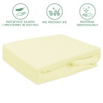 Prześcieradło frotte z gumką w kolorze kremowym, rozmiar 160x200, leżące na białym tle. Produkt ma gładką, teksturowaną powierzchnię, łatwą w pielęgnacji, z elastycznymi brzegami dla lepszego dopasowania do materaca.