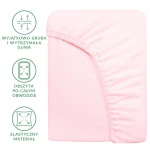 Prześcieradło frotte z gumką 160x200 w kolorze róż kwarcowy, wykonane z elastycznego materiału, z obwodem wykończonym mocną gumą. Ujęcie z przodu, prezentujące fakturę materiału i wykończenie. Produkt leży na białym tle, co podkreśla jego kolor.