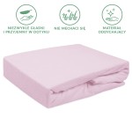 Prześcieradło frotte z gumką 160x200 w kolorze wrzosowym, złożone w prostokąt, z widoczną miękką fakturą materiału. Zbliżenie na krawędzie i gumkę, otoczone na białym tle. Przedstawia kluczowe cechy: gładkość, odporność na mechacenie, oddychalność.