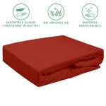 Prześcieradło frotte z gumką 180x200 w kolorze bordowym, leżące na białym tle. Materiał o gładkiej fakturze, idealne do łóżka. Widoczne zagięcia i gumka, która zapewnia stabilność. Brak dodatkowych oznaczeń lub dekoracji.
