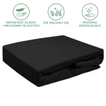 Prześcieradło frotte z gumką 180x200 w kolorze czarnym, leżące na płaskiej powierzchni. Materiał jest gładki i przyjemny w dotyku, z widoczną gumką wokół krawędzi. Brak dodatkowych wzorów czy logo na produkcie.